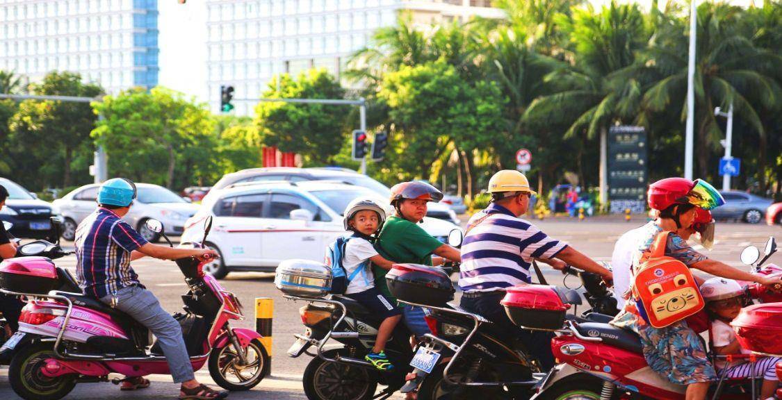 我国电动车最多的两座城市，都位于南方，几乎人手一辆电动车(图1)
