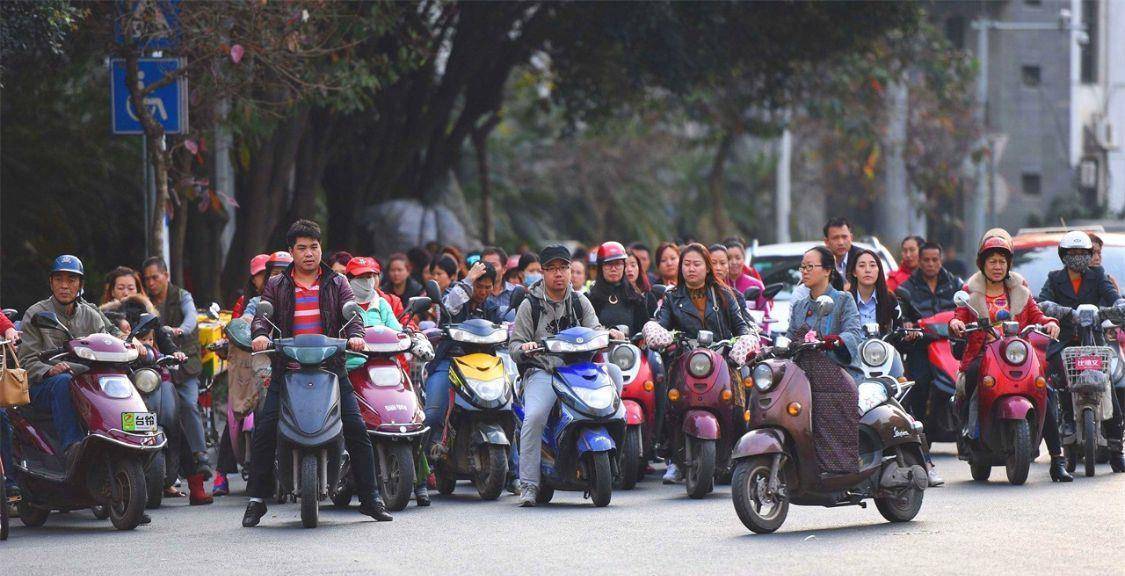 我国电动车最多的两座城市，都位于南方，几乎人手一辆电动车(图4)