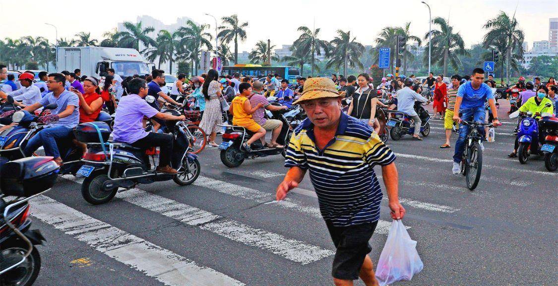 我国电动车最多的两座城市，都位于南方，几乎人手一辆电动车(图6)